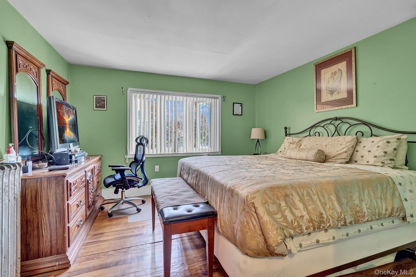 Welcome to 17 Shonnard Avenue, Freeport. A spacious 5-bedroom, 2 - photo 14