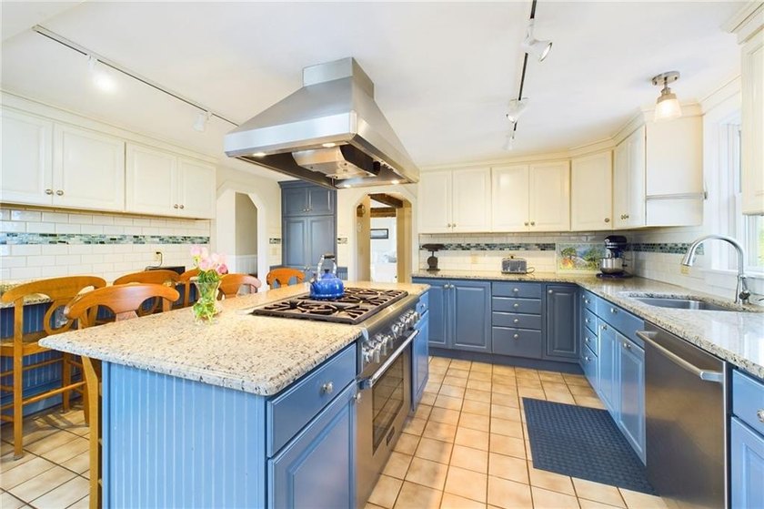 Welcome to 1087 Lakeside Drive - an exceptional retreat offering - photo 6
