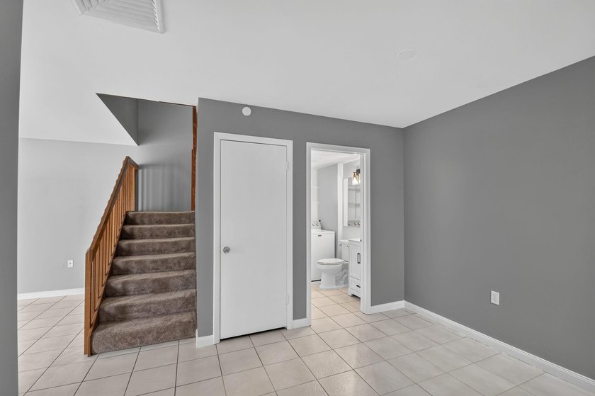 Spacious &amp; bright, 2BR/ 2.5BA townhome in the desirable all-ages - photo 12