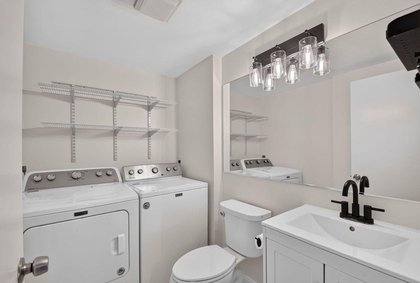 Spacious &amp; bright, 2BR/ 2.5BA townhome in the desirable all-ages - photo 13