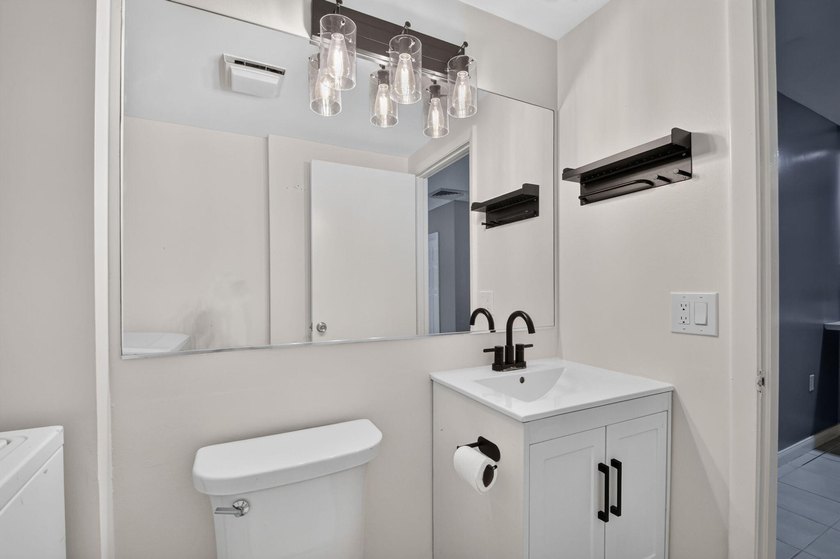 Spacious &amp; bright, 2BR/ 2.5BA townhome in the desirable all-ages - photo 15