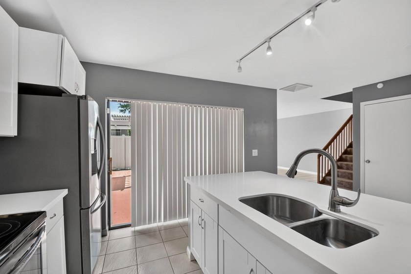 Spacious &amp; bright, 2BR/ 2.5BA townhome in the desirable all-ages - photo 19