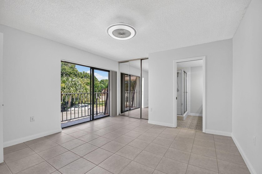 Spacious &amp; bright, 2BR/ 2.5BA townhome in the desirable all-ages - photo 21