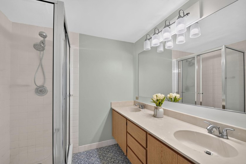 Spacious &amp; bright, 2BR/ 2.5BA townhome in the desirable all-ages - photo 25