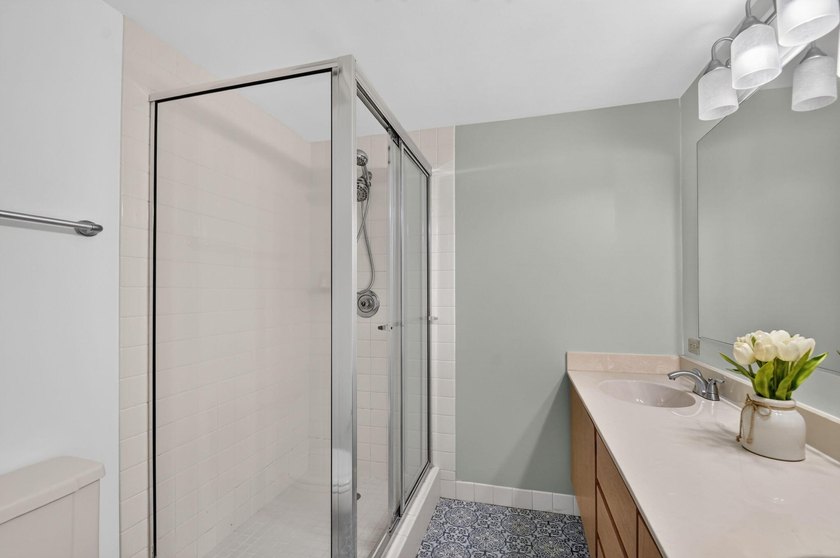Spacious &amp; bright, 2BR/ 2.5BA townhome in the desirable all-ages - photo 26
