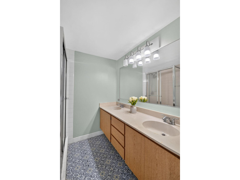 Spacious &amp; bright, 2BR/ 2.5BA townhome in the desirable all-ages - photo 27