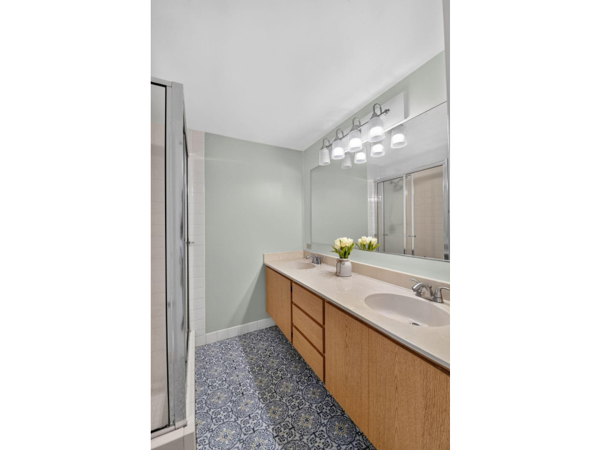 Spacious &amp; bright, 2BR/ 2.5BA townhome in the desirable all-ages - photo 28