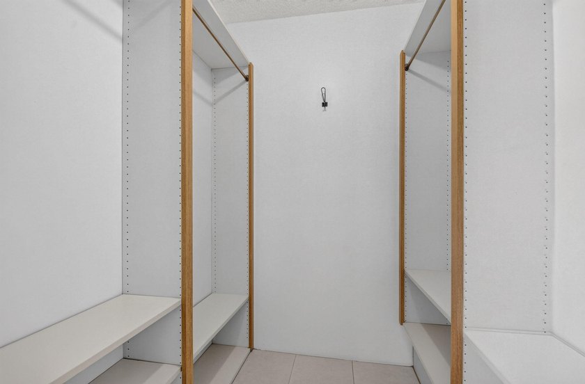 Spacious &amp; bright, 2BR/ 2.5BA townhome in the desirable all-ages - photo 29