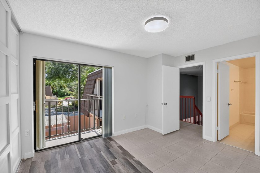 Spacious &amp; bright, 2BR/ 2.5BA townhome in the desirable all-ages - photo 31
