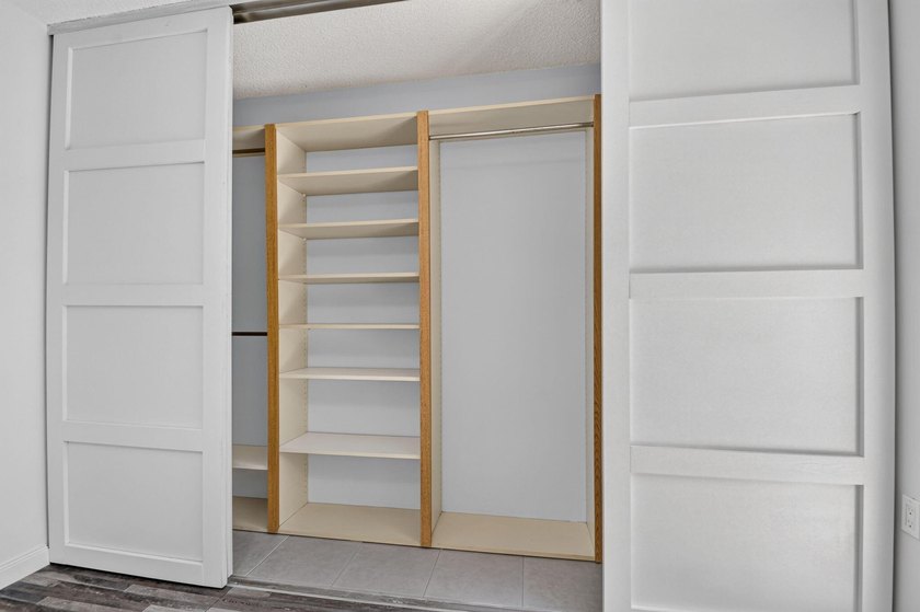 Spacious &amp; bright, 2BR/ 2.5BA townhome in the desirable all-ages - photo 33