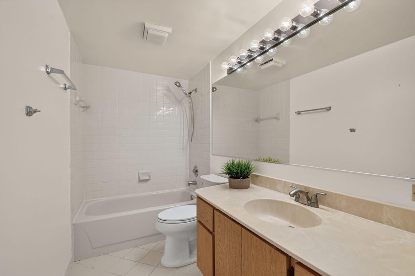 Spacious &amp; bright, 2BR/ 2.5BA townhome in the desirable all-ages - photo 34