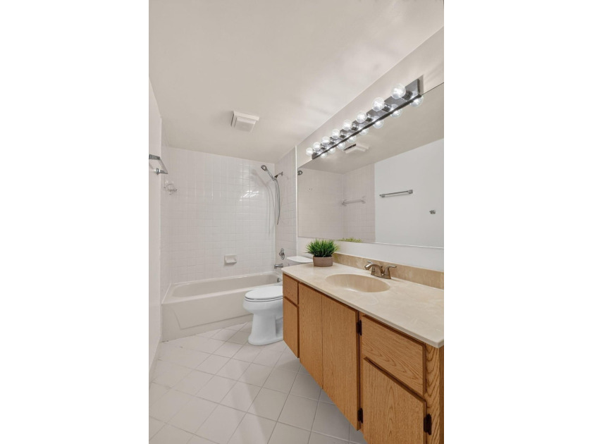 Spacious &amp; bright, 2BR/ 2.5BA townhome in the desirable all-ages - photo 35