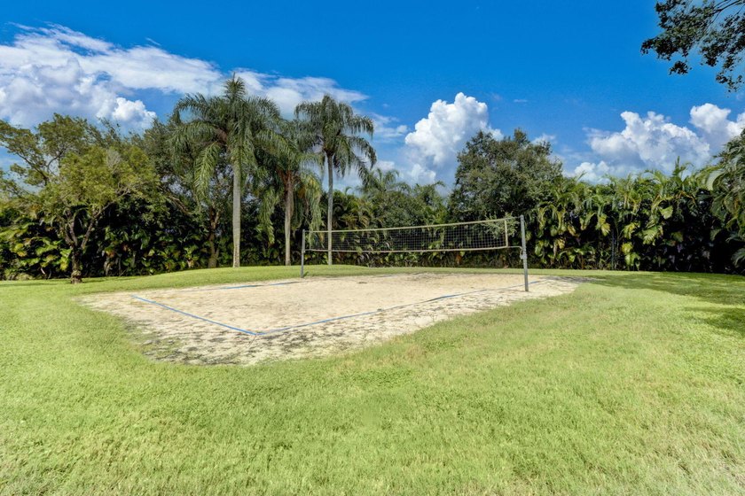 Spacious &amp; bright, 2BR/ 2.5BA townhome in the desirable all-ages - photo 45