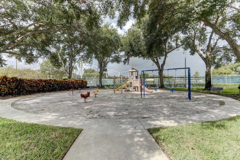 Spacious &amp; bright, 2BR/ 2.5BA townhome in the desirable all-ages - photo 47