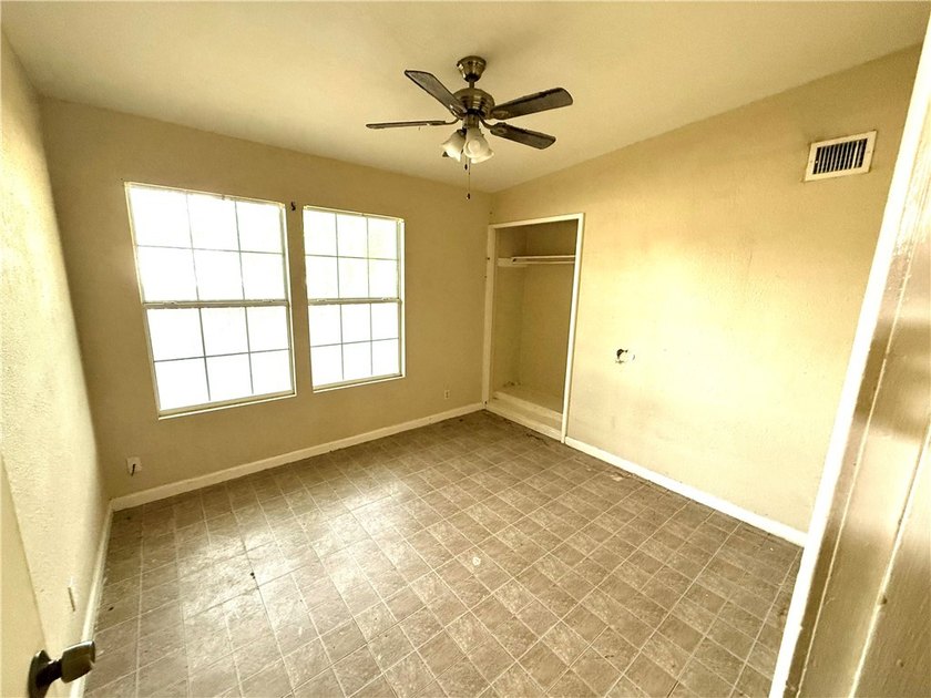 Investment opportunity with plenty of potential! This 3-bedroom - photo 16