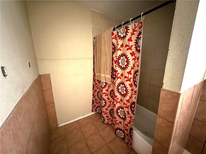 Investment opportunity with plenty of potential! This 3-bedroom - photo 18