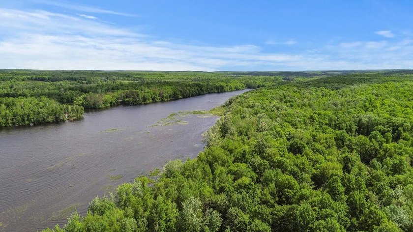 Escape to the beauty of Wisconsin's Northwoods with this - photo 9