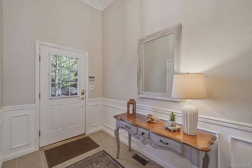 Well-appointed Brightwaters Model 2 story townhouse located in - photo 2