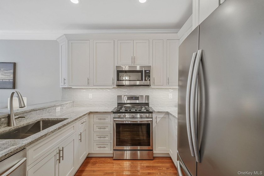 Well-appointed Brightwaters Model 2 story townhouse located in - photo 3