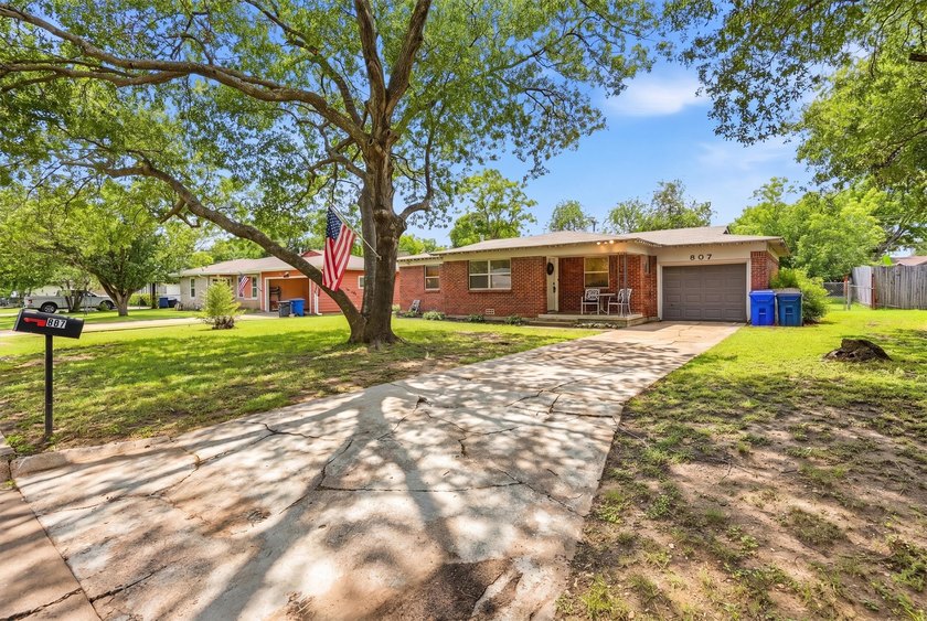 Welcome to 807 Elizabeth Blvd, where timeless charm meets a - photo 3