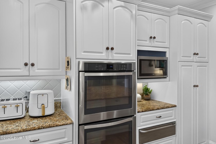 Welcome to this exceptional custom home in the prestigious Jones - photo 15