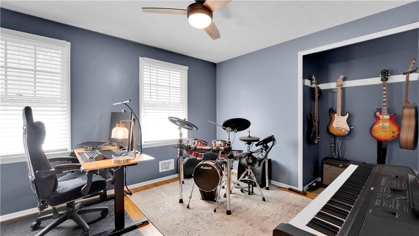 Well-maintained 1,872 sq. ft. colonial featuring 3 bedrooms, 1.5 - photo 25