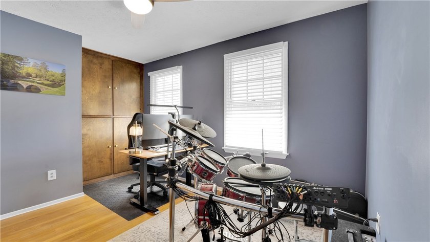 Well-maintained 1,872 sq. ft. colonial featuring 3 bedrooms, 1.5 - photo 26