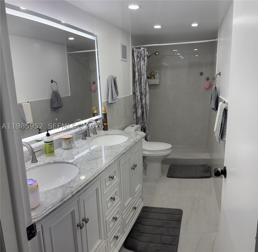 Spacious 3/2 plus Den kitchen and bathroom completely remodeled - photo 6