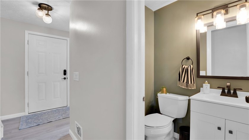 Well-maintained 1,872 sq. ft. colonial featuring 3 bedrooms, 1.5 - photo 27