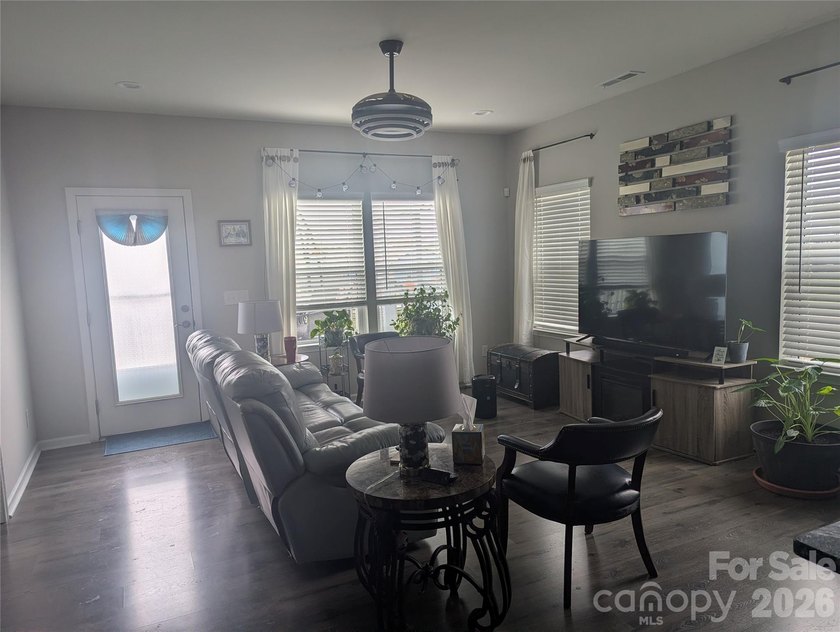 Gorgeous 3BD/2.5BTH in desirable Edgewater community! Large deck - photo 4