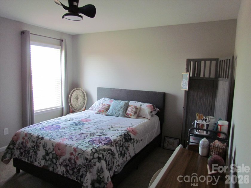Gorgeous 3BD/2.5BTH in desirable Edgewater community! Large deck - photo 6