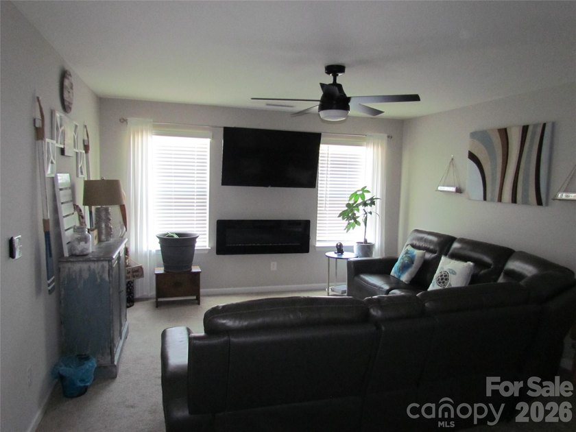 Gorgeous 3BD/2.5BTH in desirable Edgewater community! Large deck - photo 7