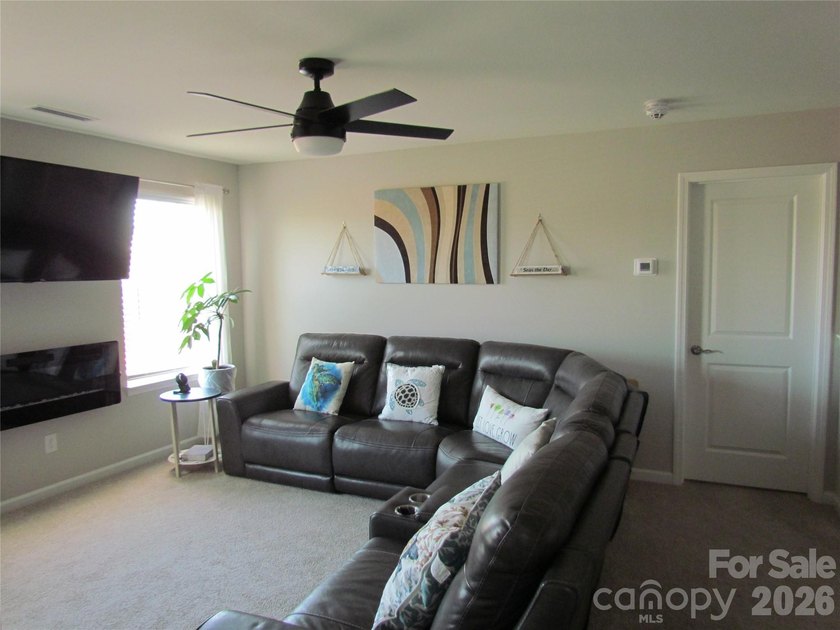 Gorgeous 3BD/2.5BTH in desirable Edgewater community! Large deck - photo 8