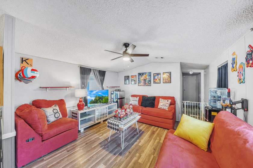 JUST LISTED!!! Lakefront 3BR/2BA with Florida room and tile - photo 25