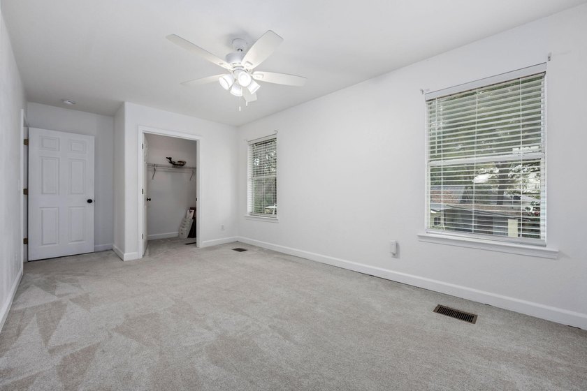 Nestled in the heart of Valparaiso, this 6 bedroom 3 bath gem - photo 50