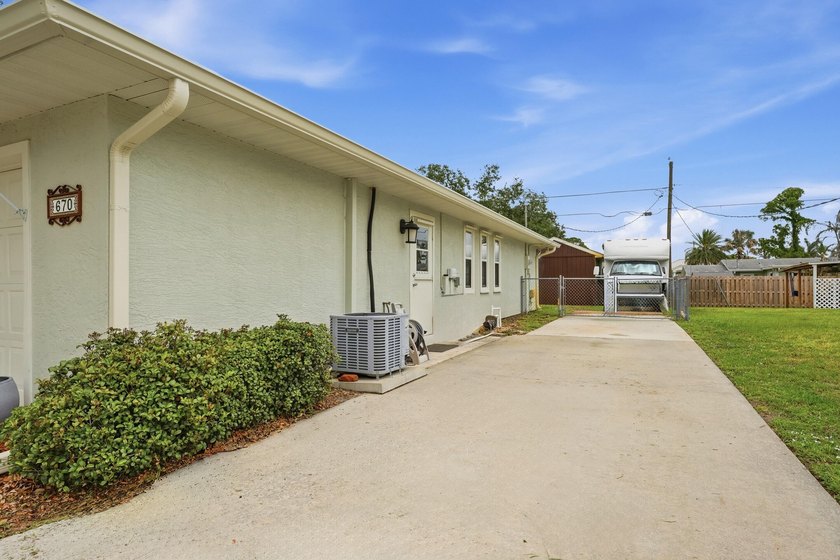 Welcome to this freshly painted 2-bedroom, 2-bathroom pool home - photo 11