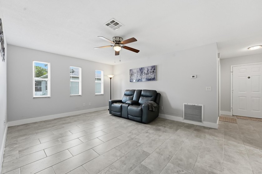 Welcome to this freshly painted 2-bedroom, 2-bathroom pool home - photo 14