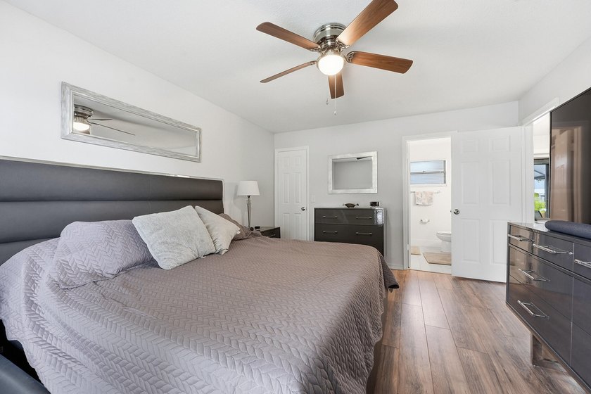 Welcome to this freshly painted 2-bedroom, 2-bathroom pool home - photo 23