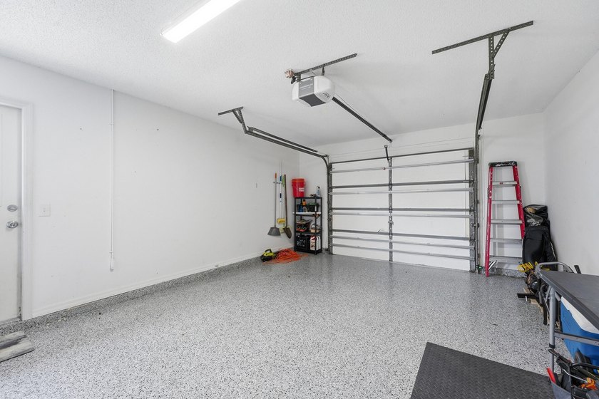 Welcome to this freshly painted 2-bedroom, 2-bathroom pool home - photo 28