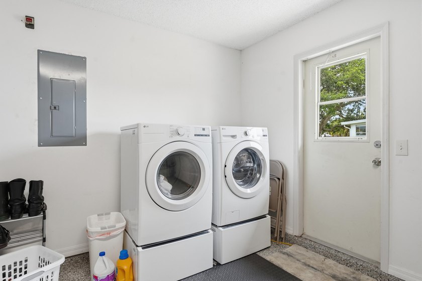 Welcome to this freshly painted 2-bedroom, 2-bathroom pool home - photo 29