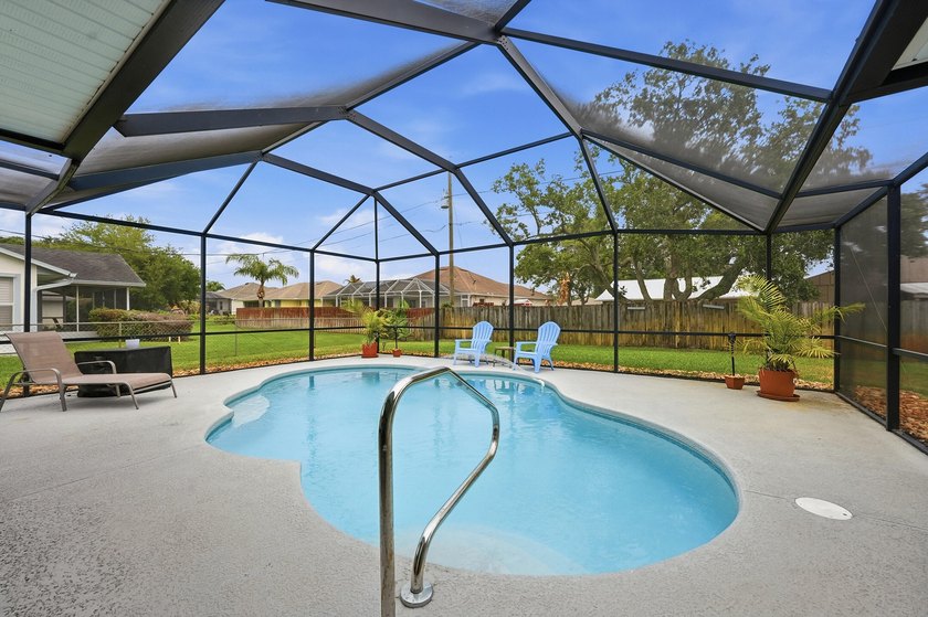Welcome to this freshly painted 2-bedroom, 2-bathroom pool home - photo 33
