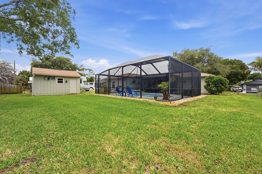 Welcome to this freshly painted 2-bedroom, 2-bathroom pool home - photo 35