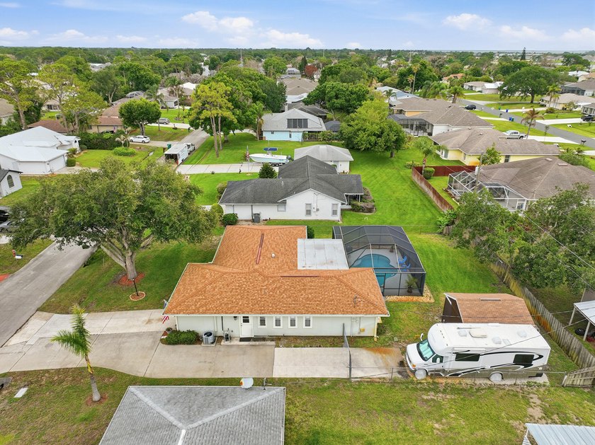 Welcome to this freshly painted 2-bedroom, 2-bathroom pool home - photo 38
