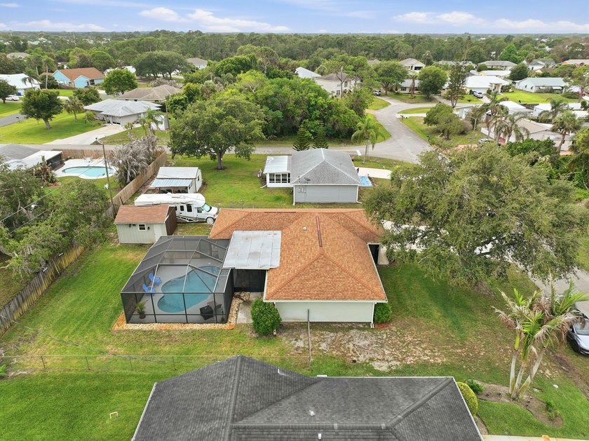 Welcome to this freshly painted 2-bedroom, 2-bathroom pool home - photo 41