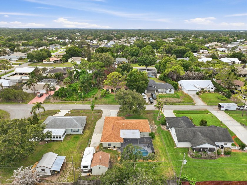Welcome to this freshly painted 2-bedroom, 2-bathroom pool home - photo 44