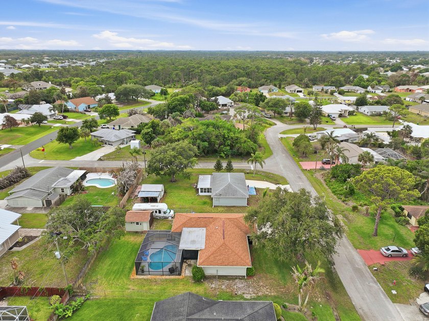 Welcome to this freshly painted 2-bedroom, 2-bathroom pool home - photo 45