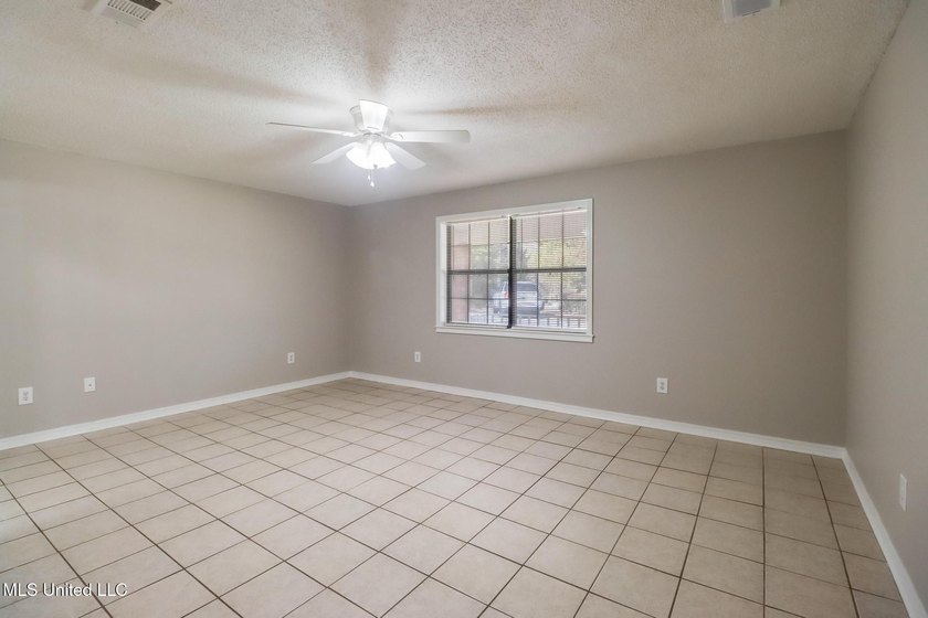 Welcome home to this beautifully updated 3-bedroom, 2-bath - photo 11