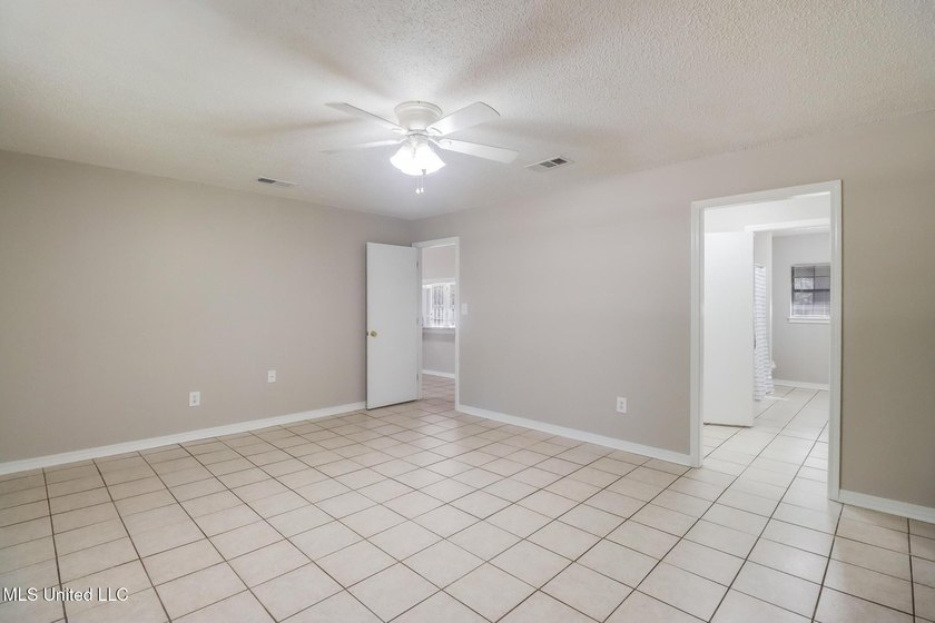 Welcome home to this beautifully updated 3-bedroom, 2-bath - photo 14