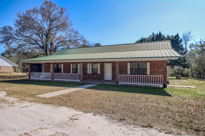 Welcome home to this beautifully updated 3-bedroom, 2-bath - photo 24