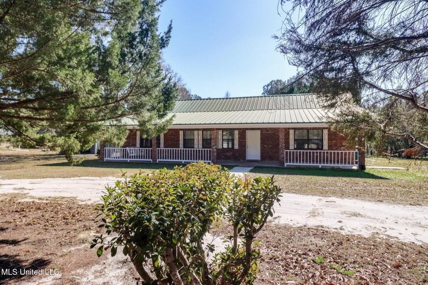 Welcome home to this beautifully updated 3-bedroom, 2-bath - photo 25
